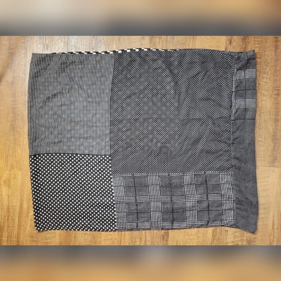 FREE W BUNDLE Jones New York patterned circle scarf - Picture 2 of 7